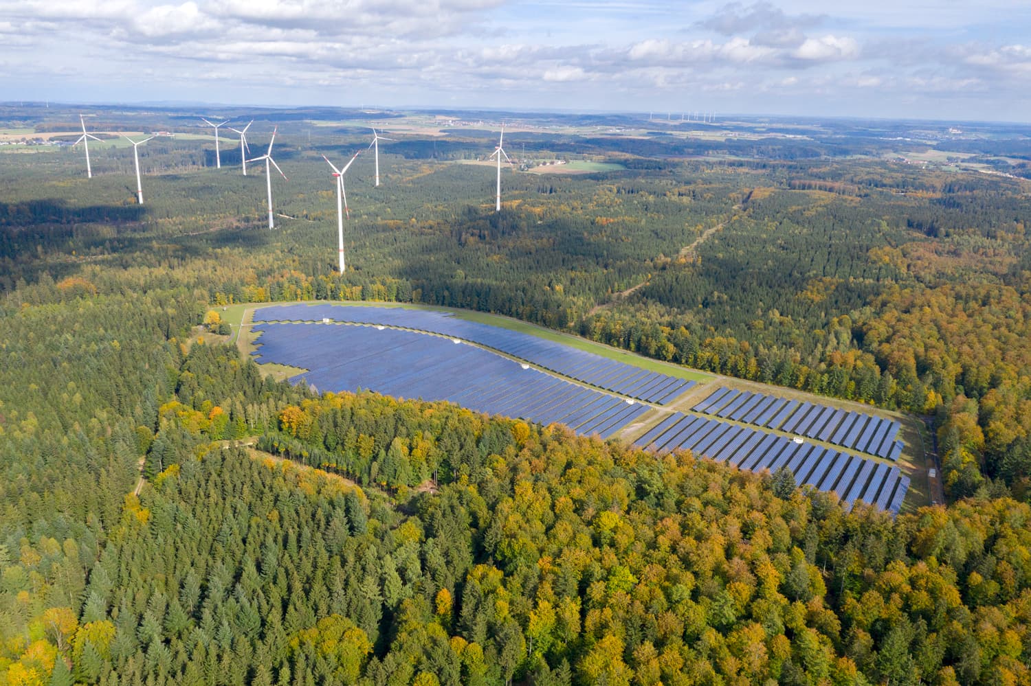 Hybrid-Park mit Windrad und PV-Modulen am gleichen Anschluss